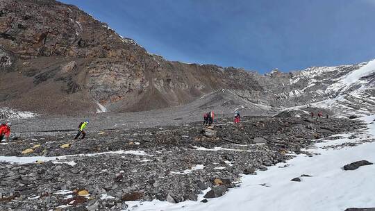 攀登岷山山脉主峰雪宝顶雪山的登山队