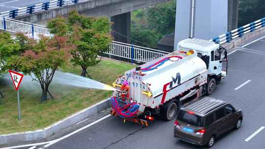 城市道路洒水车作业场景