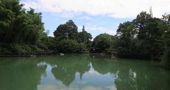 美丽的湖水绿色森林景观 常熟虞山宝岩景区