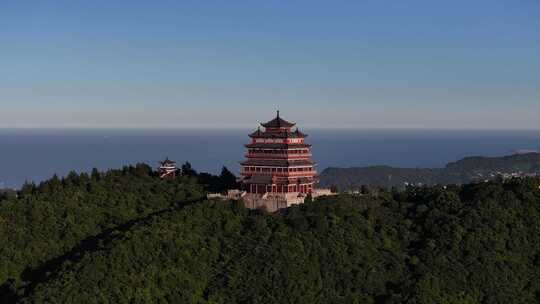 山上古建筑与海景全景