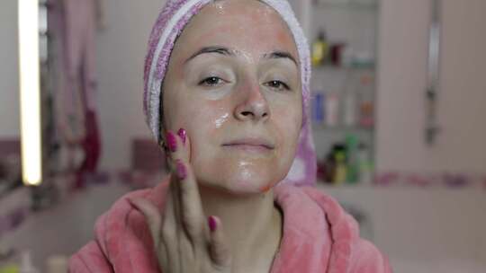 女人敷面膜保湿护肤霜。护肤水疗中心。面膜