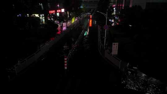 城市下雨道路积水横移