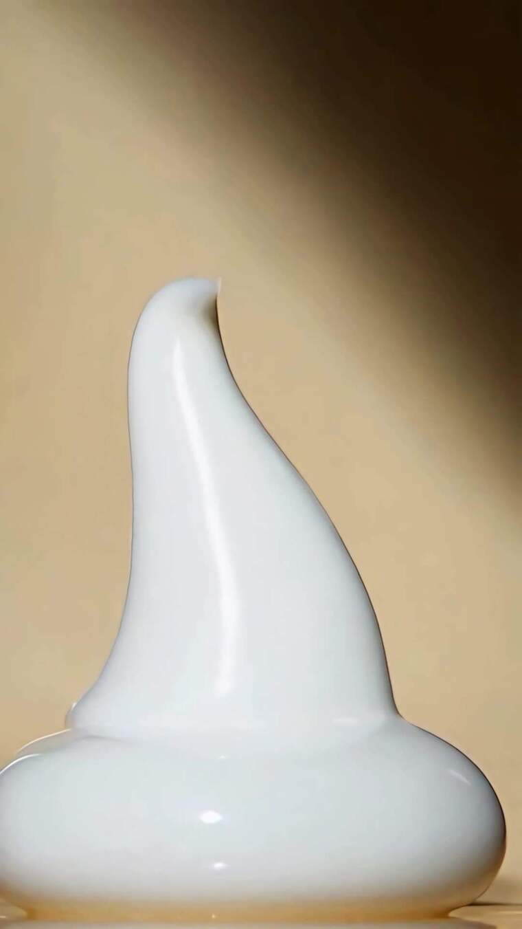 白色陶瓷摆件特写