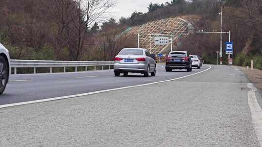 乡村公路上过往的车辆