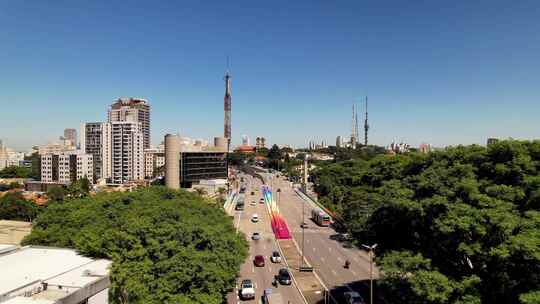 巴西圣保罗市中心五颜六色的苏马雷桥的平移风。