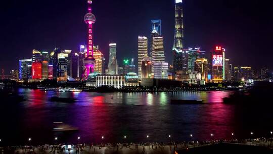 上海河与照亮的城市建筑