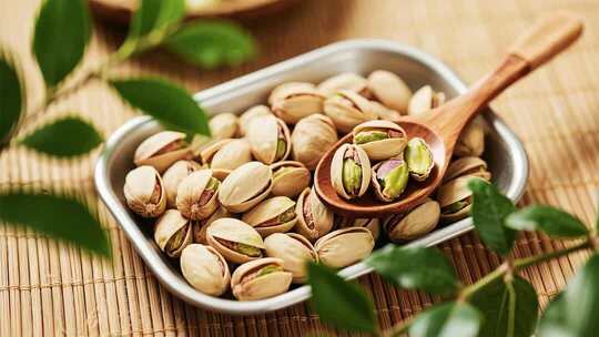 木勺盛放开心果特写