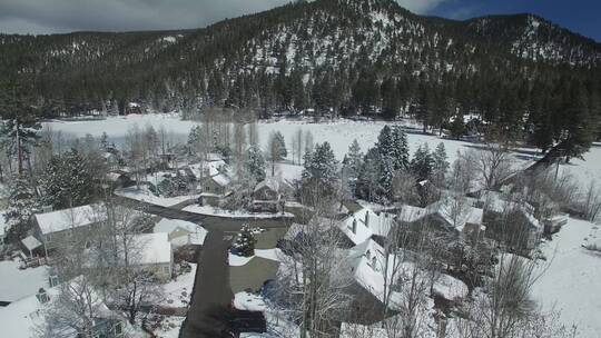 无人机航拍山上白雪覆盖的村庄
