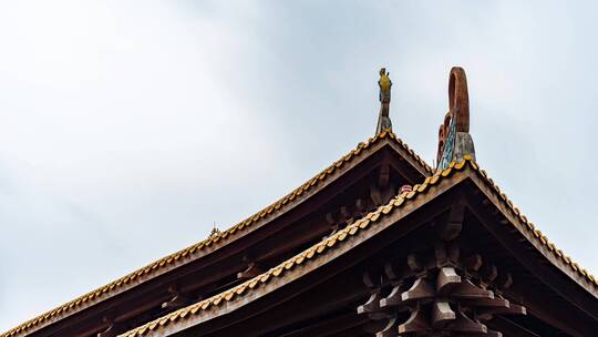 阴雨天的中式古代建筑屋顶延时摄影