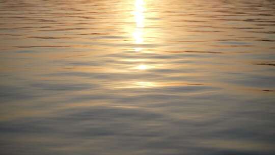 夕阳下的湖水波光粼粼