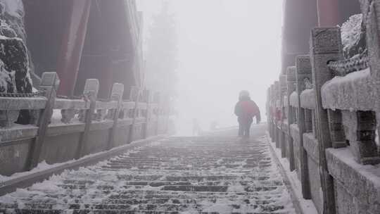 河南老君山景区大雪中的游客