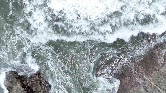 海浪俯拍海水拍打礁石特写浪花岩石潮水波浪