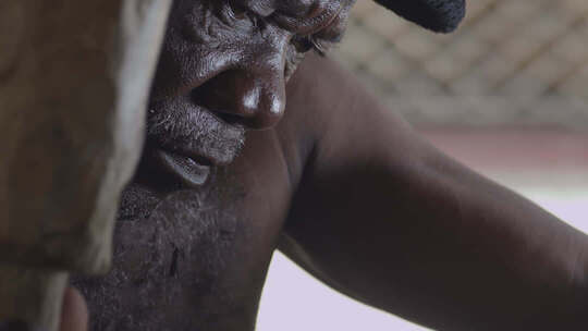 非洲坦桑尼亚专注雕刻的工匠