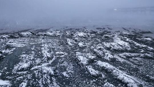 海浩风雪中的礁石海面风光