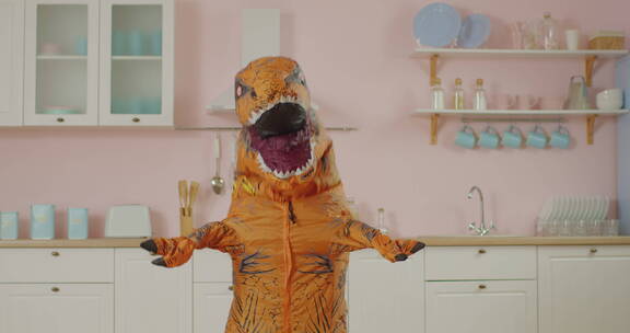 棕色恐龙在厨房跳滑稽舞蹈