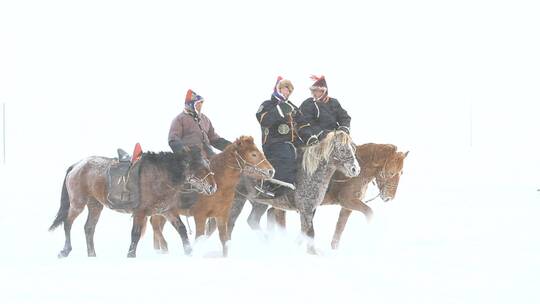 布里亚特牧民骑马在雪原的风雪中