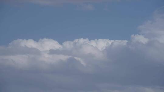 蓝天之上的蓬松白云