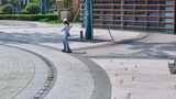 一名年轻美少女在公园广场独自一人练习滑板高清在线视频素材下载