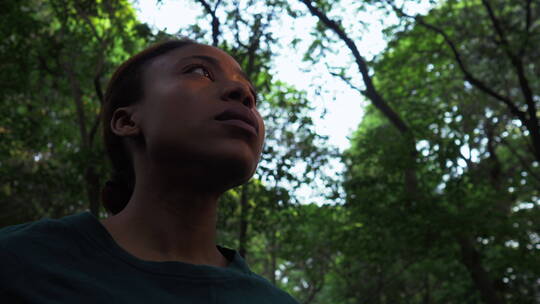 非洲黑人女青年迷失在丛林环顾四周