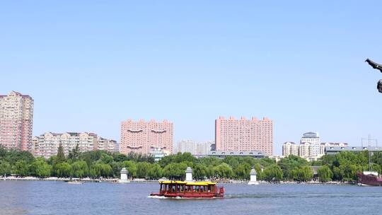 山东济南大明湖公园景区湖面景色与游船游客