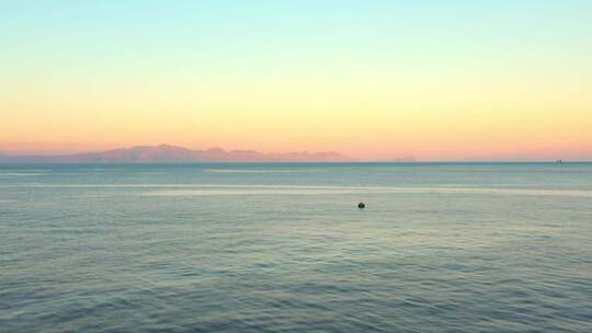 清晨日出大海海面波光粼粼