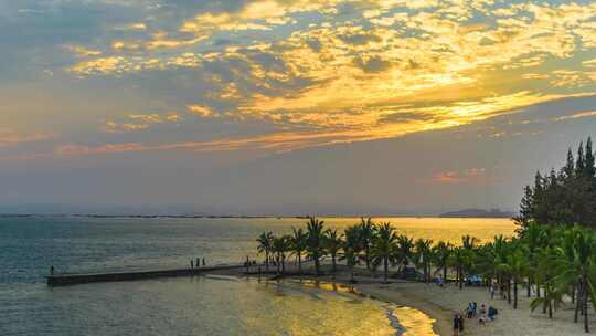 海南海边沙滩码头椰树度假游人夕阳日落延时