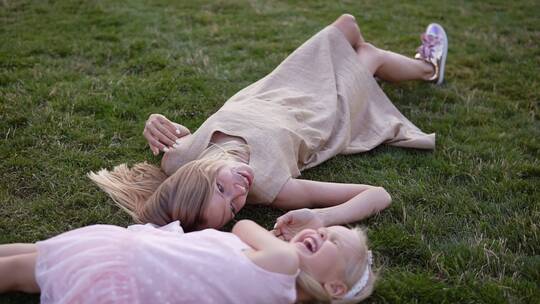 公园草地上躺着的母女视频素材模板下载