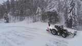 雪地中行驶的车辆清理积雪高清在线视频素材下载