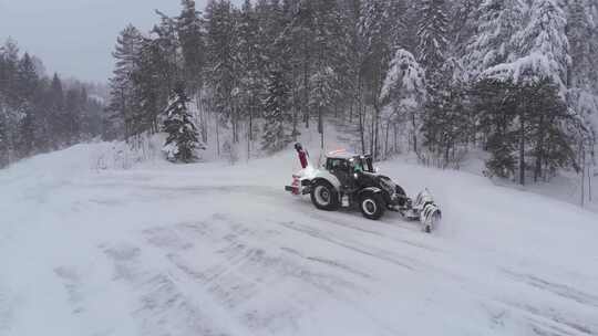 雪地中行驶的车辆清理积雪