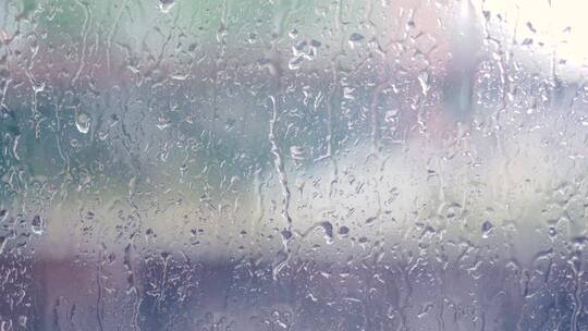 玻璃上流下的雨水特写