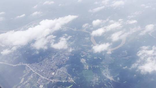 飞机舷窗外白云朵朵和美丽地祖国大地