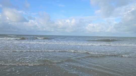 蓝天白云下广西北海大海沙海岸线风景风光