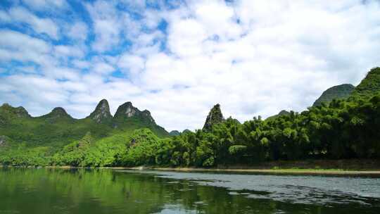 广西桂林山水漓江风景坐竹排游漓江两岸风光视频素材模板下载