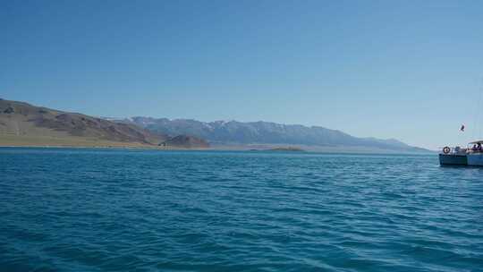 新疆赛里木湖行驶的游船
