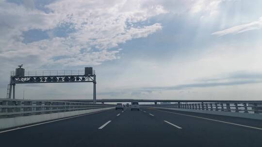 蓝天白云、跨海大桥、行车记录仪、窗外风景视频素材模板下载