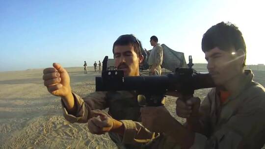 美军在教军队使用武器视频素材模板下载