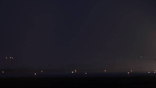 夜间客机从机场跑道起飞延时