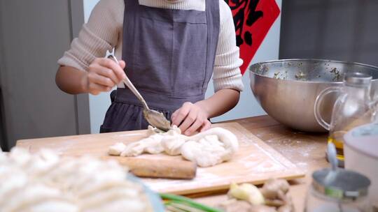 包饺子的中国女孩