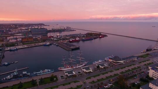 日落时格丁尼亚港的鸟瞰视频素材模板下载