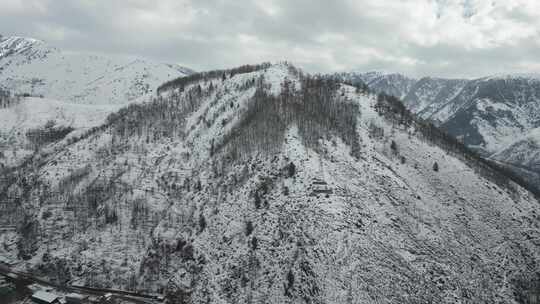 有河流的雪山景色