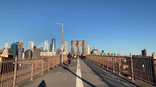 加速跟拍游客在桥梁上行走