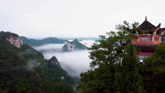 山间云雾缭绕河流村庄全景