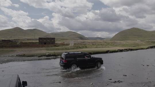 车辆跋山涉水穿越高原视频素材模板下载
