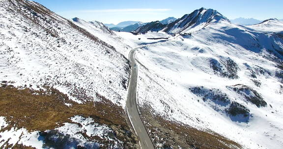 航拍夹金山盘山公路白雪覆盖