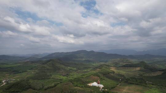 飞向山峦树林