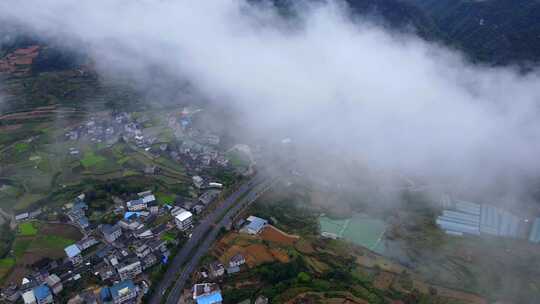 冬日里云雾缭绕的公路  群山 农村 农田