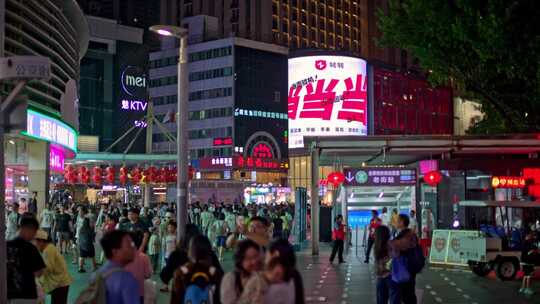 繁华的步行街夜景