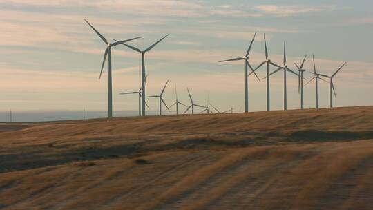 农田里转动的风力涡轮机视频素材模板下载