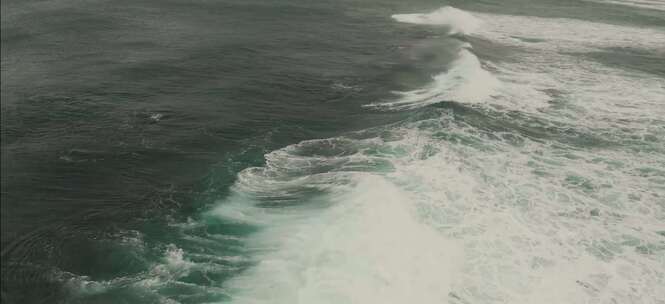 航拍海浪大浪淘沙海岸海面海浪翻滚涨潮