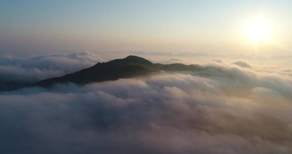 航拍山顶日出云海